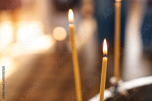 Fotografi candles on the baptismal font for baptism in the church