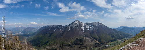 ampia vista panoramica dall'alto sull'ambiente montano vicino alla città di Tolmezzo, con ampie vallate ed alte montagne, di giorno, in primavera photo