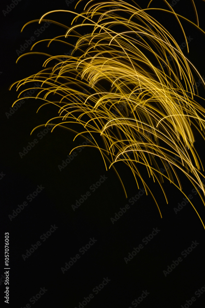 malowane światłem, obraz świetlny z wzorami i kształtami, abstrakcyjna fotografia z poruszającymi się światłami, Blurred Light painting, żółte maziaje świetlne, light painting photography, abstarct