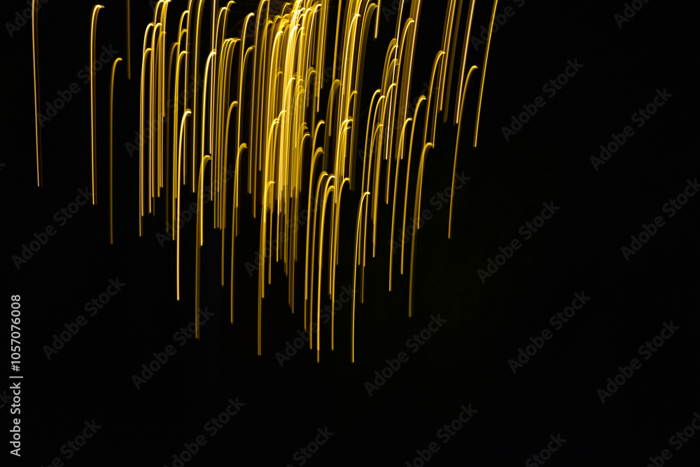 malowane światłem, obraz świetlny z wzorami i kształtami, abstrakcyjna fotografia z poruszającymi się światłami, Blurred Light painting, żółte maziaje świetlne, light painting photography, abstarct