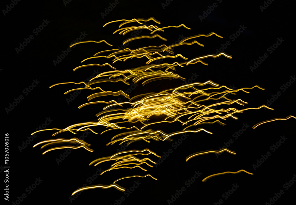 malowane światłem, obraz świetlny z wzorami i kształtami, abstrakcyjna fotografia z poruszającymi się światłami, Blurred Light painting, żółte maziaje świetlne, light painting photography, abstarct