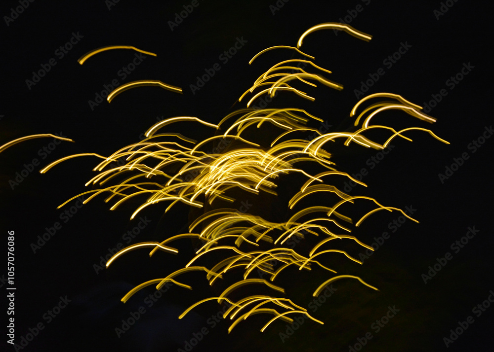 malowane światłem, obraz świetlny z wzorami i kształtami, abstrakcyjna fotografia z poruszającymi się światłami, Blurred Light painting, żółte maziaje świetlne, light painting photography, abstarct