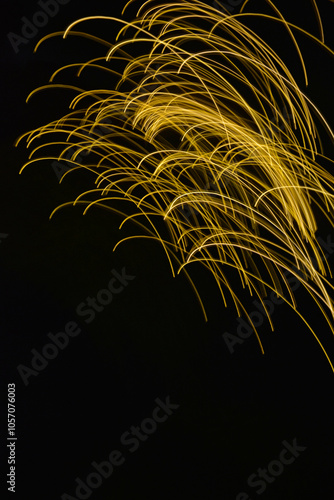Obraz na płótnie malowane światłem, obraz świetlny z wzorami i kształtami, abstrakcyjna fotografia z poruszającymi się światłami, Blurred Light painting, żółte maziaje świetlne, light painting photography, abstarct w salonie