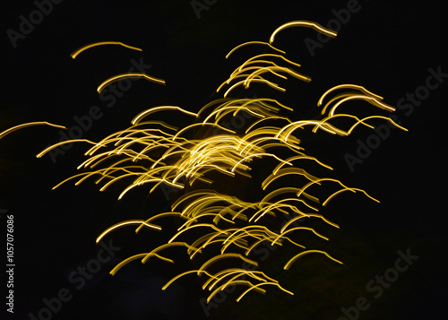 Obraz na płótnie malowane światłem, obraz świetlny z wzorami i kształtami, abstrakcyjna fotografia z poruszającymi się światłami, Blurred Light painting, żółte maziaje świetlne, light painting photography, abstarct w salonie