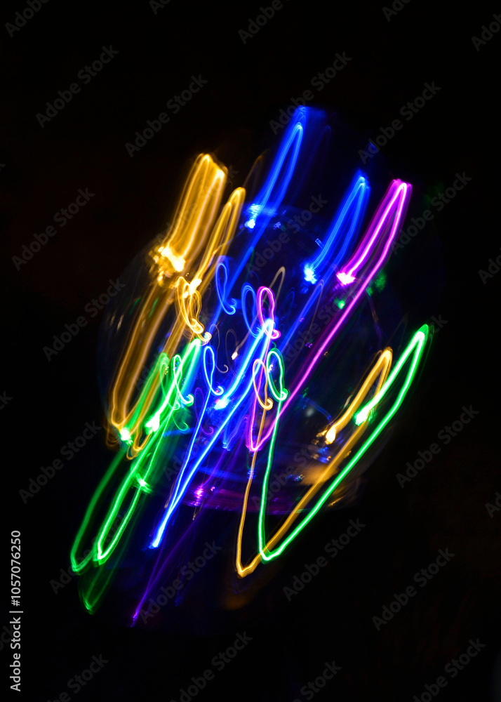 malowane światłem, obraz świetlny z wzorami i kształtami, abstrakcyjna fotografia z poruszającymi się światłami, Blurred Light painting, kolorowe linie świetlne, light painting photography, abstarct