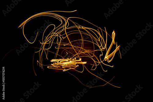 Obraz na płótnie malowane światłem, obraz świetlny z wzorami i kształtami, abstrakcyjna fotografia z poruszającymi się światłami, Blurred Light painting, żółte maziaje świetlne, light painting photography, abstarct w salonie
