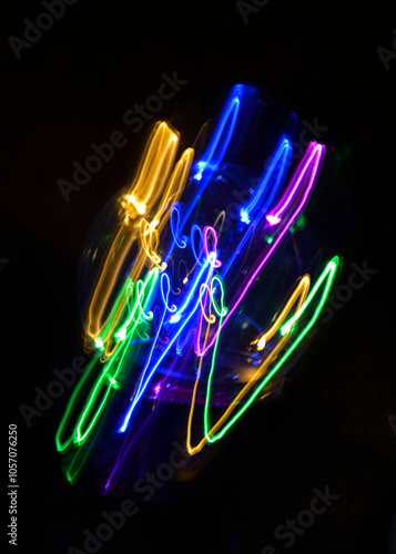 Obraz na płótnie malowane światłem, obraz świetlny z wzorami i kształtami, abstrakcyjna fotografia z poruszającymi się światłami, Blurred Light painting, kolorowe linie świetlne, light painting photography, abstarct w salonie