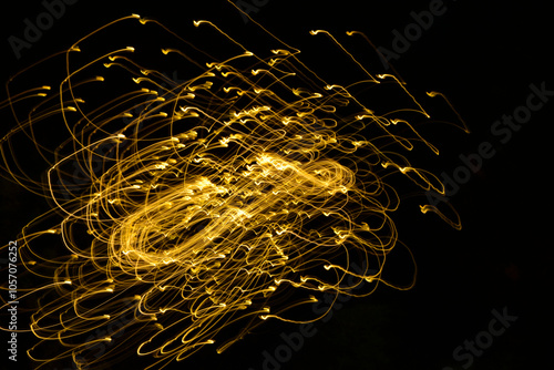 Obraz na płótnie malowane światłem, obraz świetlny z wzorami i kształtami, abstrakcyjna fotografia z poruszającymi się światłami, Blurred Light painting, żółte maziaje świetlne, light painting photography, abstarct w salonie