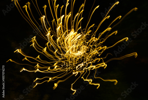 Obraz na płótnie malowane światłem, obraz świetlny z wzorami i kształtami, abstrakcyjna fotografia z poruszającymi się światłami, Blurred Light painting, żółte maziaje świetlne, light painting photography, abstarct w salonie