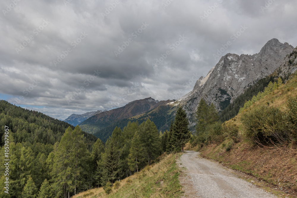 ampia vista panoramica su un vasto ambiente di montagna tra l'Italia nord occidentale e l'Austria, di giorno, in autunno, sotto un cielo coperto da nuvole