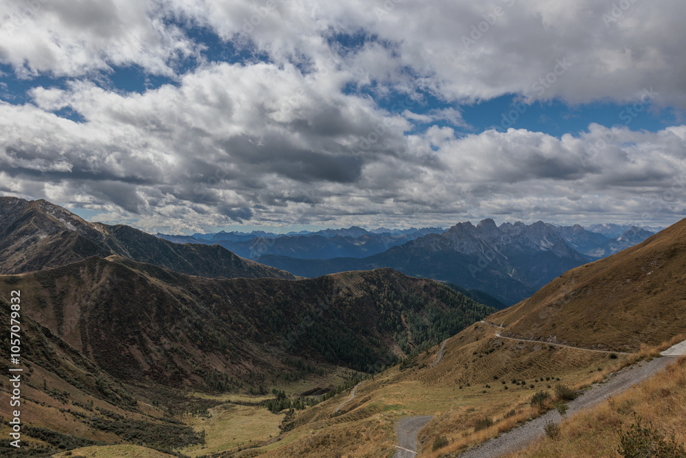 Fototapeta premium ampia vista panoramica su un vasto ambiente di montagna nell'Italia nord occidentale, di giorno, in autunno, sotto un cielo coperto da nuvole
