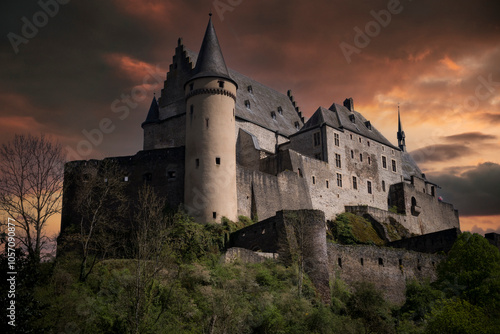 Foto Medieval Vianden castle in Luxembourg under a moody sky