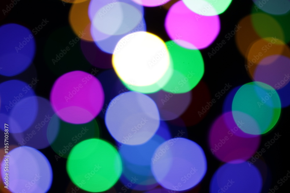 Una toma de cerca de una fondo abstracto de luces de navidad de diferentes colores en la oscuridad. Desenfoque bokeh Una toma de cerca de una fondo abstracto de luces de navidad de diferentes colores en la oscuridad. Desenfoque bokeh