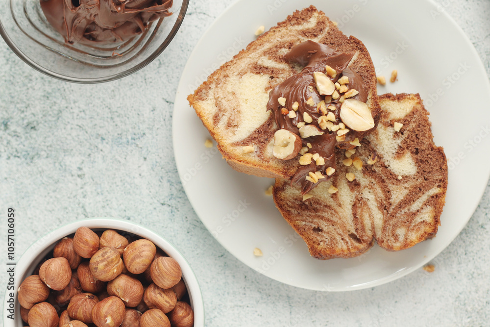 Φωτογραφία A piece of marble biscuit with chocolate cream and nuts