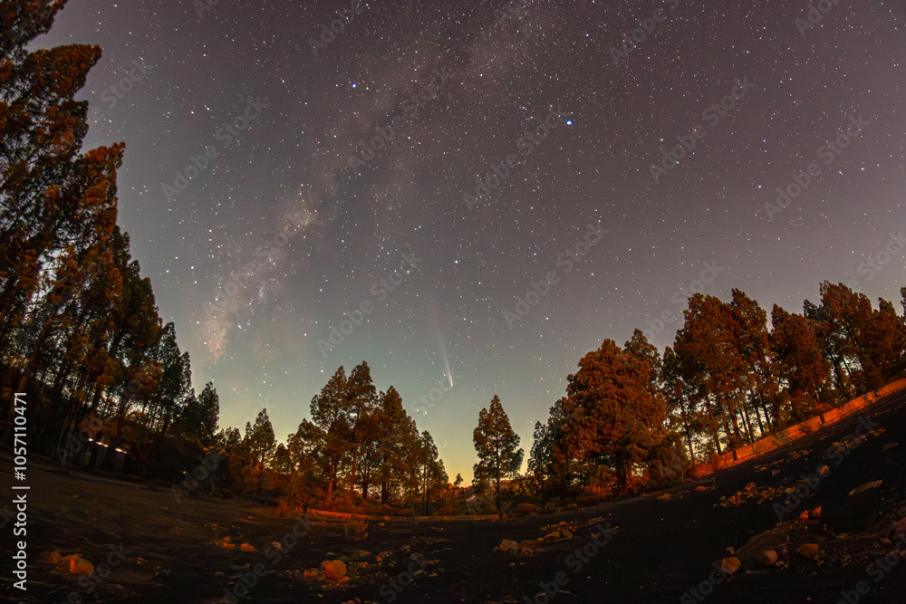 Fototapeta premium Milky Way and Comet C/2023 A3 at the top of Gran Canaria