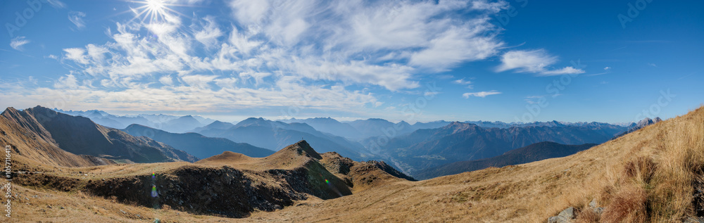 ampia vista panoramica in alto su di una bellissima distesa di catene montuose nel nord Italia, in Friuli Venezia Giulia, sotto un cielo leggermente nuvoloso, di mattina, in autunno ampia vista panoramica in alto su di una bellissima distesa di catene montuose nel nord Italia, in Friuli Venezia Giulia, sotto un cielo leggermente nuvoloso, di mattina, in autunno