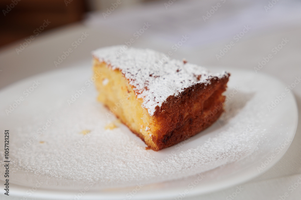 fetta di crostata dolce e morbida cosparsa di zucchero a velo su un piatto bianco, visto da vicino fetta di crostata dolce e morbida cosparsa di zucchero a velo su un piatto bianco, visto da vicino