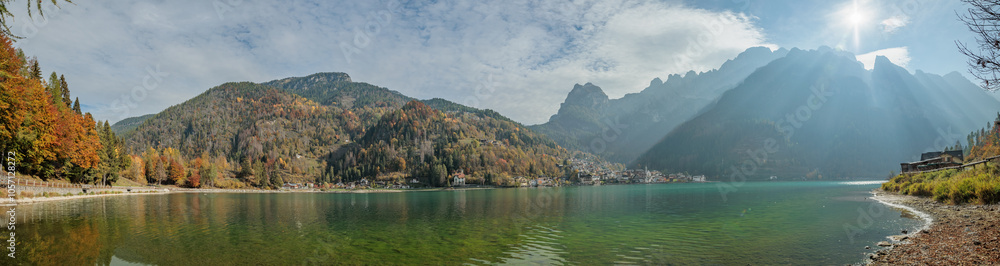 composizione panoramica con vista sul Lago di Alleghe, nel Veneto nord-occidentale, di giorno, sotto un cielo leggermente nuvoloso, in autunno composizione panoramica con vista sul Lago di Alleghe, nel Veneto nord-occidentale, di giorno, sotto un cielo leggermente nuvoloso, in autunno