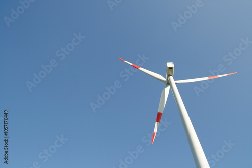 Moderne Windkraftanlage vor klarem, blauem Himmel – Symbol für erneuerbare Energien und umweltfreundliche Stromerzeugung