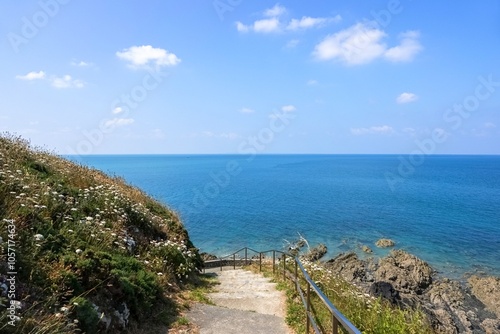 Panorama en hauteur sur la mer vue d'un escalier avec ciel bleu photo