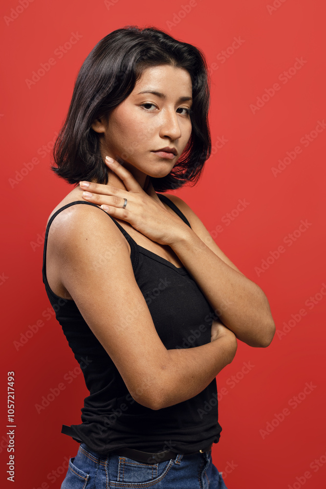 Naklejka premium Brazilian woman wearing black shirt
