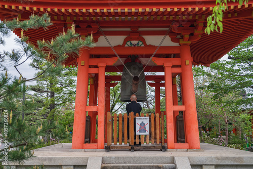 京都 三十三間堂（国宝）鐘楼と僧侶 photo