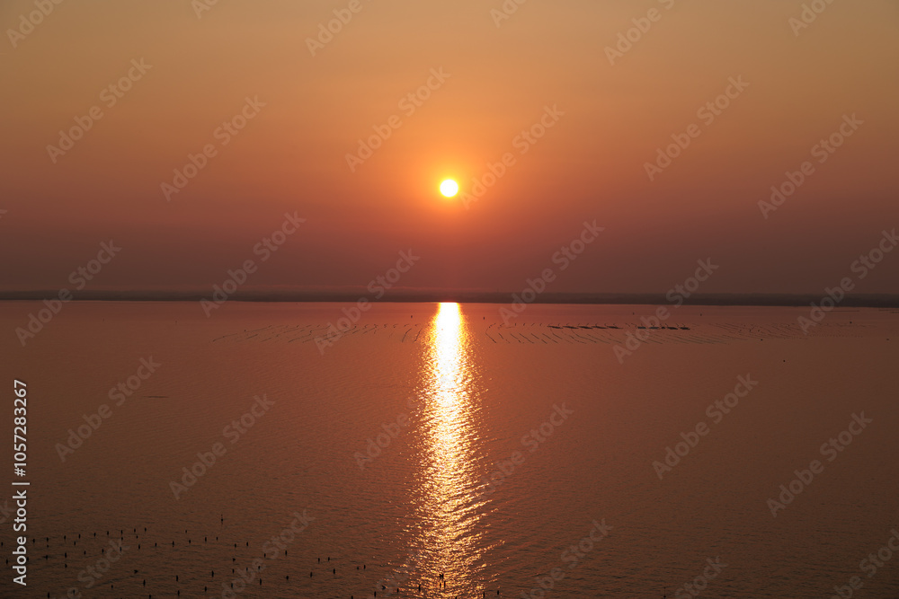 Obraz premium vista panoramica di un bellissimo tramonto arancione con cielo sereno, sul Golfo di Trieste, nel Mare Adriatico