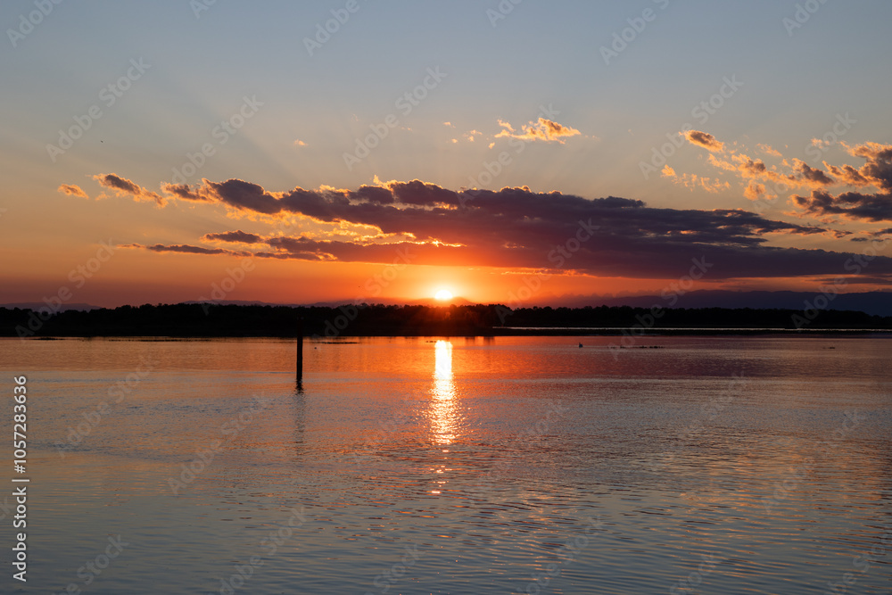 vista panoramica di un bellissimo tramonto su una laguna Veneta, col mare calmo, in estate ed il cielo prevalentemente sereno