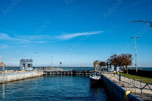 Obraz na płótnie The Skyline of Downtown Chicago, IL along Lake Michigan on a Sunny Day w salonie