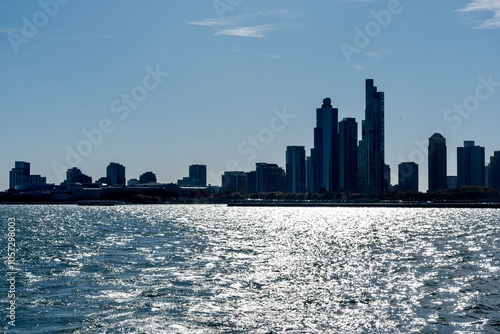 Obraz na płótnie The Skyline of Downtown Chicago, IL along Lake Michigan on a Sunny Day w salonie