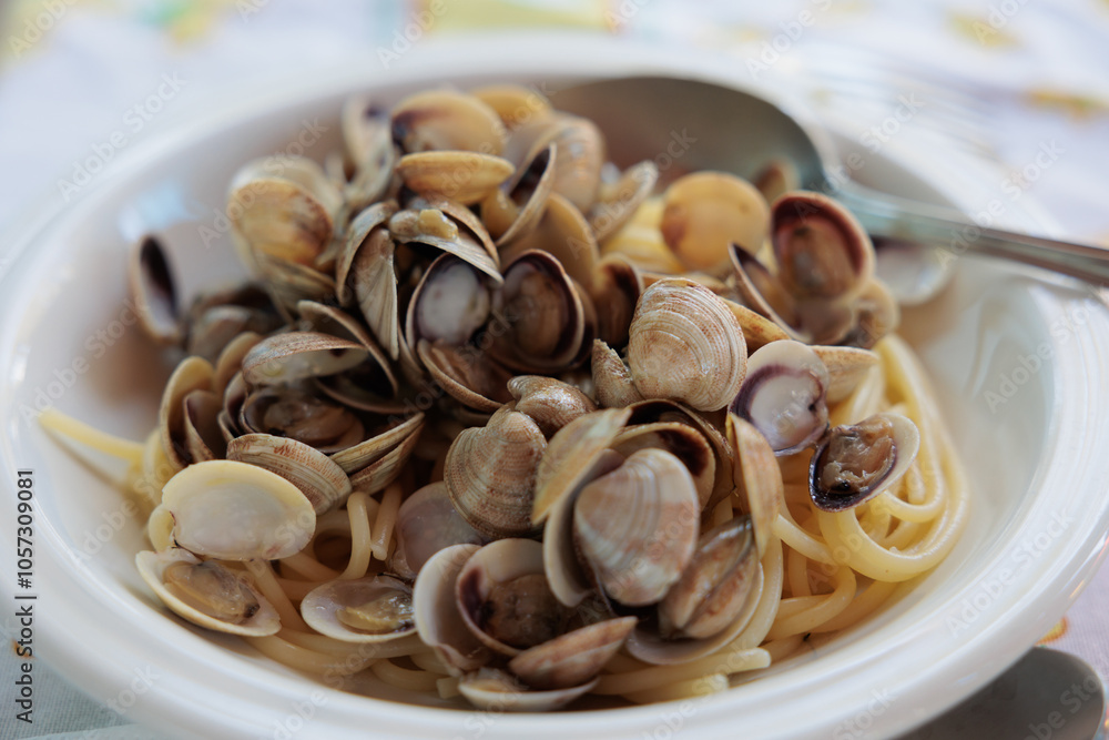 piatto estivo a base di spaghetti con le vongole