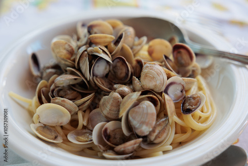 Obraz na płótnie piatto estivo a base di spaghetti con le vongole w salonie