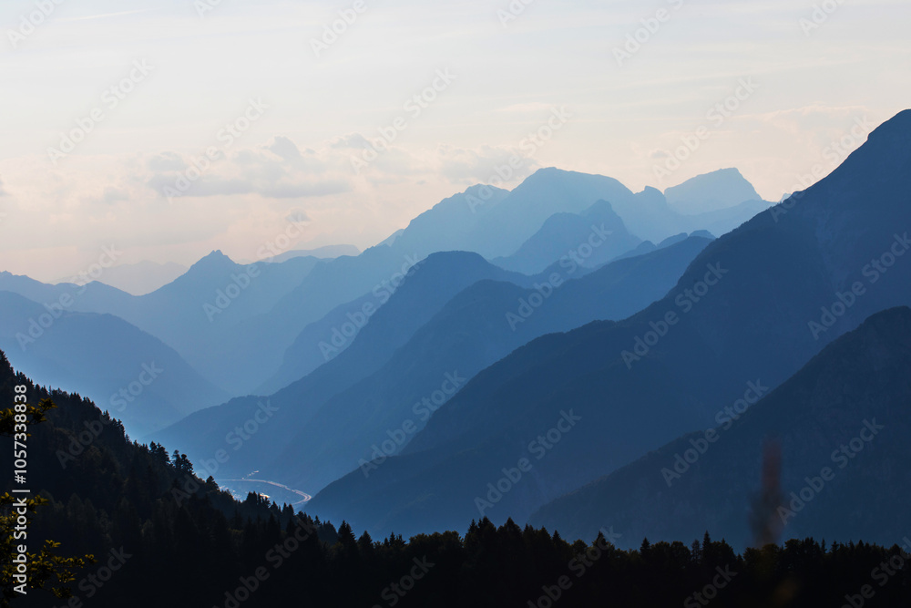 vista dettagliata di varie catene montuose dalle sfumature di blu e avvolte dalla foschia, che si estendono verso l'orizzonte, di giorno