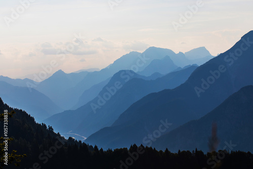 Obraz na płótnie vista dettagliata di varie catene montuose dalle sfumature di blu e avvolte dalla foschia, che si estendono verso l'orizzonte, di giorno w salonie