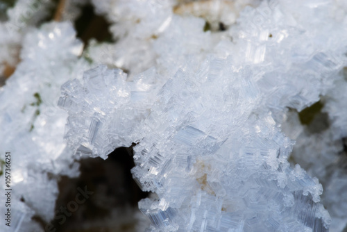 vista macro dei cristalli di ghiaccio semi-trasparenti che formano la neve, in inverno