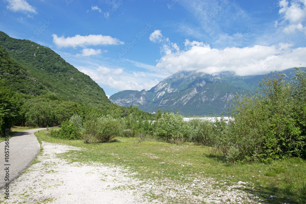 Obraz premium panoramica su un ambiente naturale nelle montagne del Friuli Venezia Giulia settentrionale, di giorno, in estate