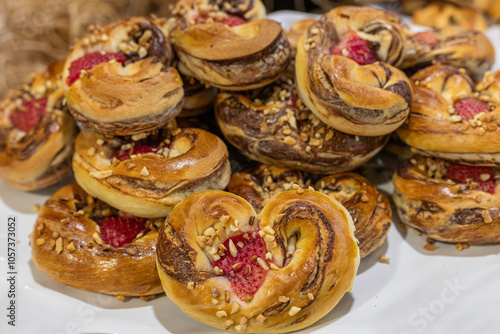 Obraz na płótnie Heart shaped cookies with hazelnut crumbs and strawberries. w salonie
