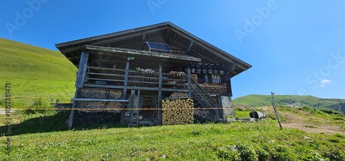 Façade d'estive des alpes suisse moderne avec panneau photovoltaïque et poêle