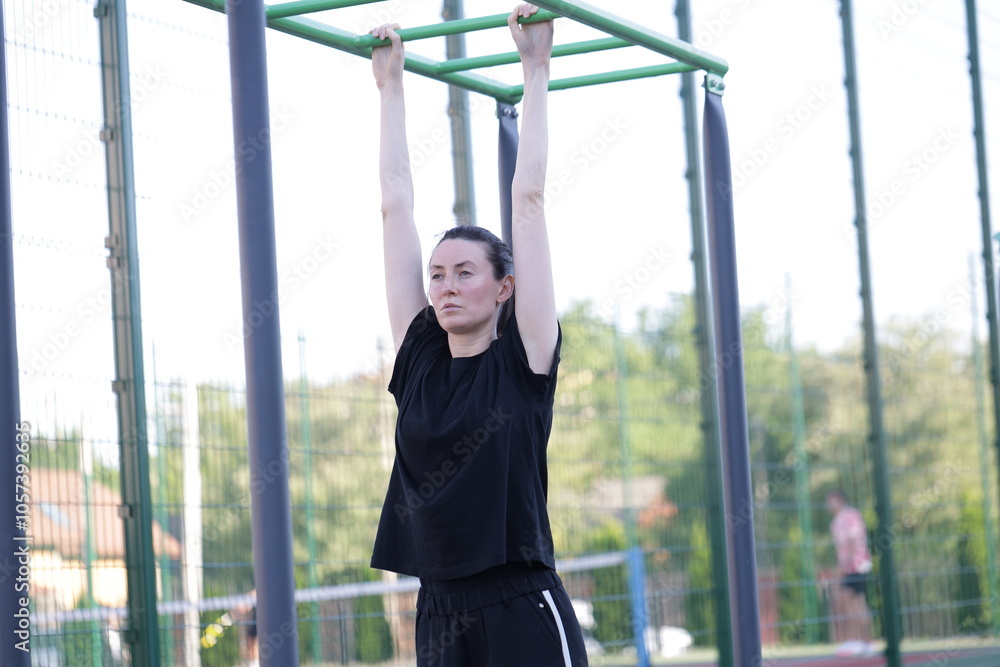 Obraz premium Woman doing workout exercises outside