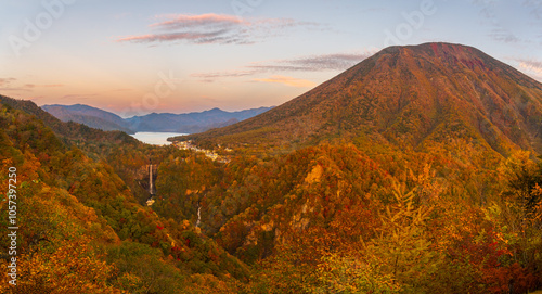 明智平展望台から夜明けのビーナスベルトでピンクに染まる空と紅葉の奥日光中禅寺湖と華厳の滝と白雲滝と男体山パノラマ