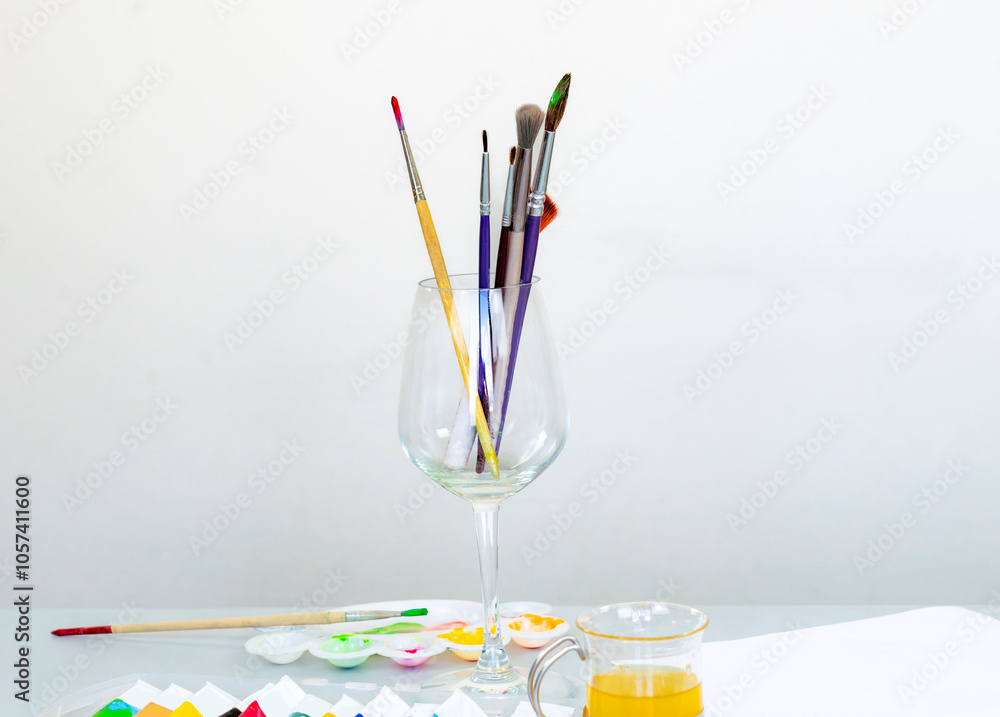 Obraz premium Arts Painting Elements Watercolor brushes, canvas on a table with blur female artist