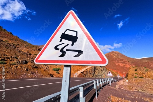 Cuadro en lienzo Slippery Road Warning Traffic Sign