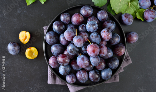 Obraz na płótnie Fresh plums on plate