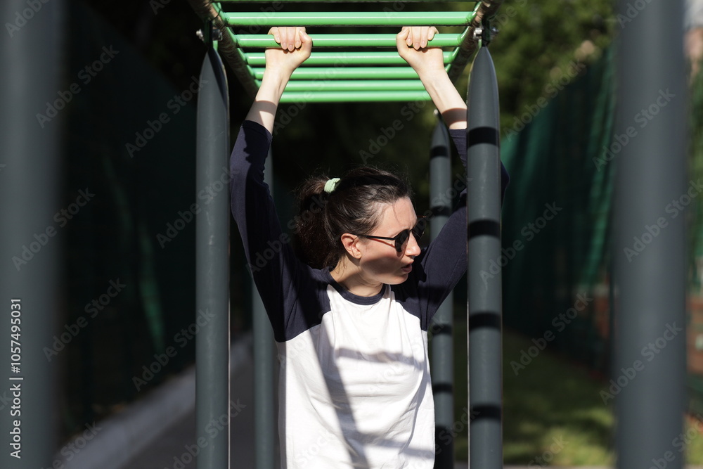 Obraz premium Woman exercising or doing workout session outside