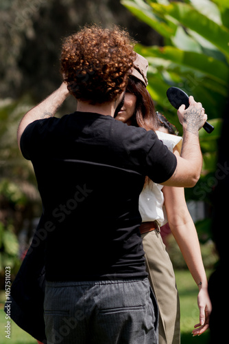 woman in the campo tomando cafe, with its stylist hairdresser photo