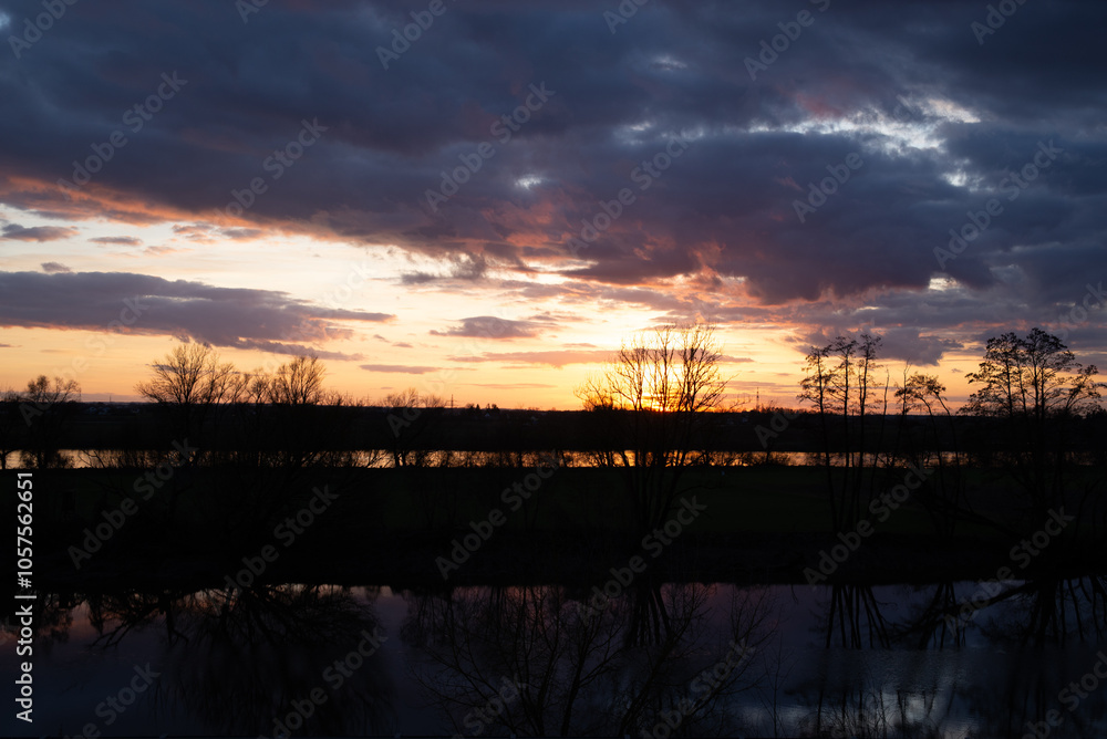 Fototapeta premium Sonnenuntergang über der niederbayerischen Donau