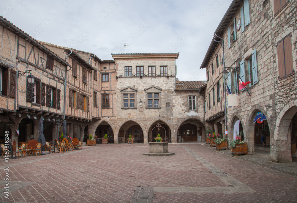Obraz premium Vieille place médiévale du village de Castelnau de Montmirail (Tarn)