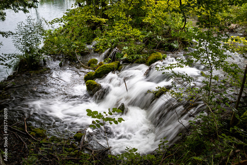 Flache Wasserfälle im grünen Wald mit Moos und Pflanzen gesäumt - lange Belichtung photo