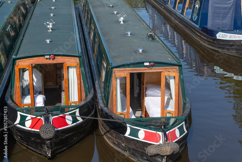 Fototapeta Several canal narrowboats docked along the Llangollen Canal with towpath in Trev