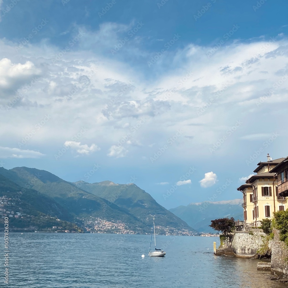 Naklejka premium A Cloudy Day on Lake Como